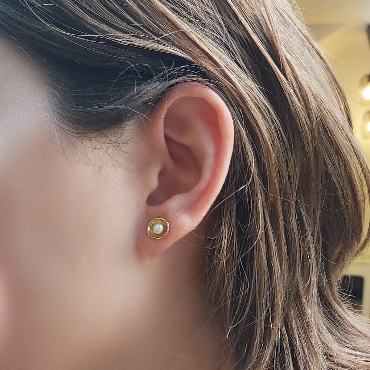EG0388X Gold and Pearls stud earrings