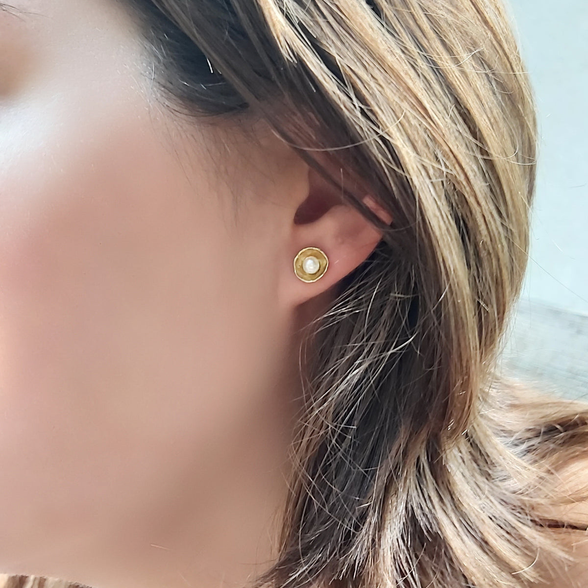 EG0388X Gold and Pearls stud earrings