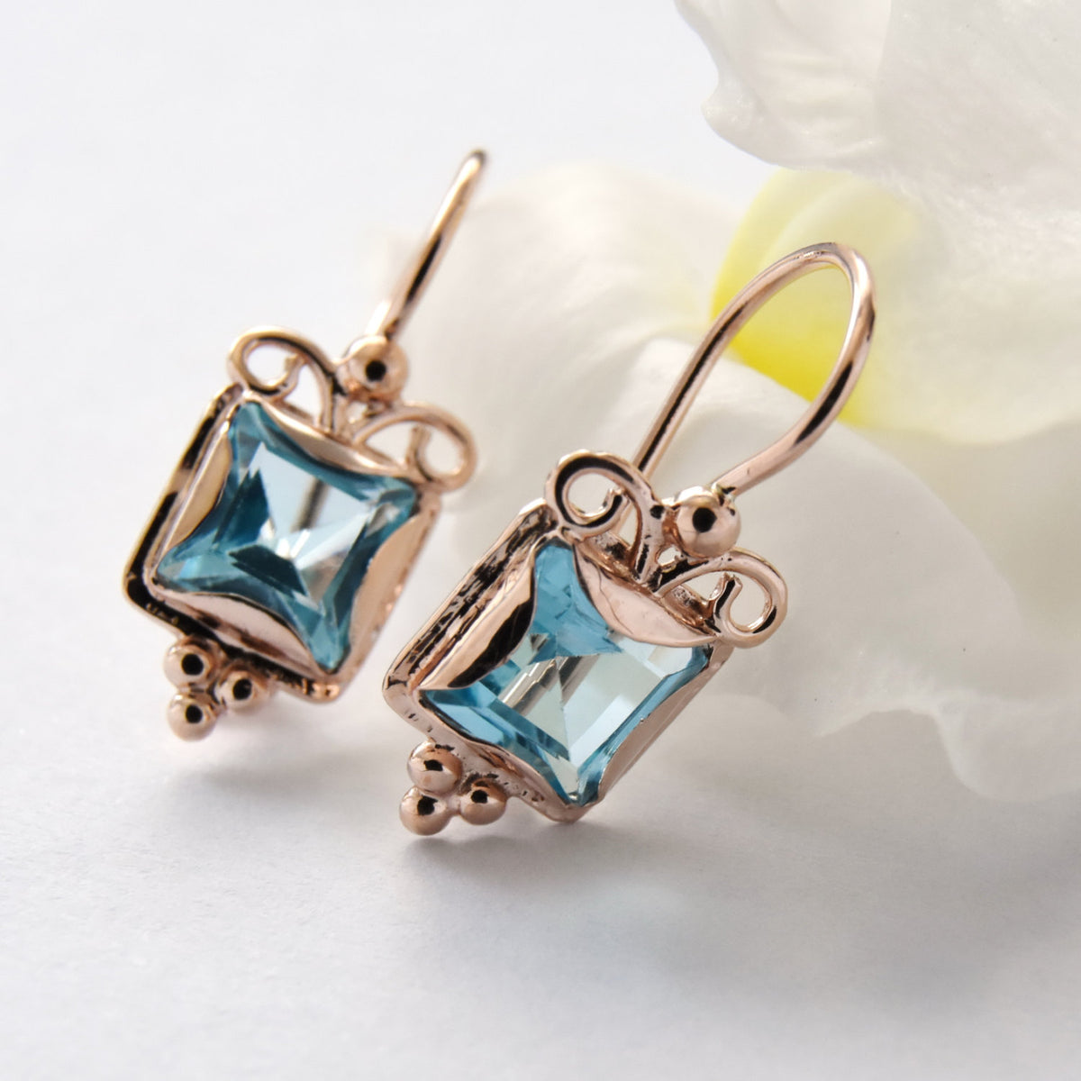 EG7806-1 Elegant Gold Drop Earrings with Blue Topaz