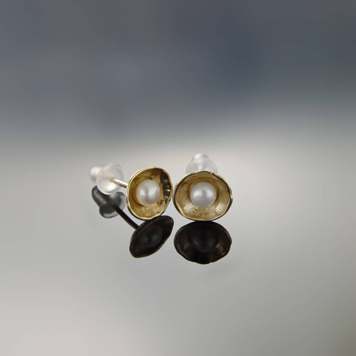 EG0388X Gold and Pearls stud earrings