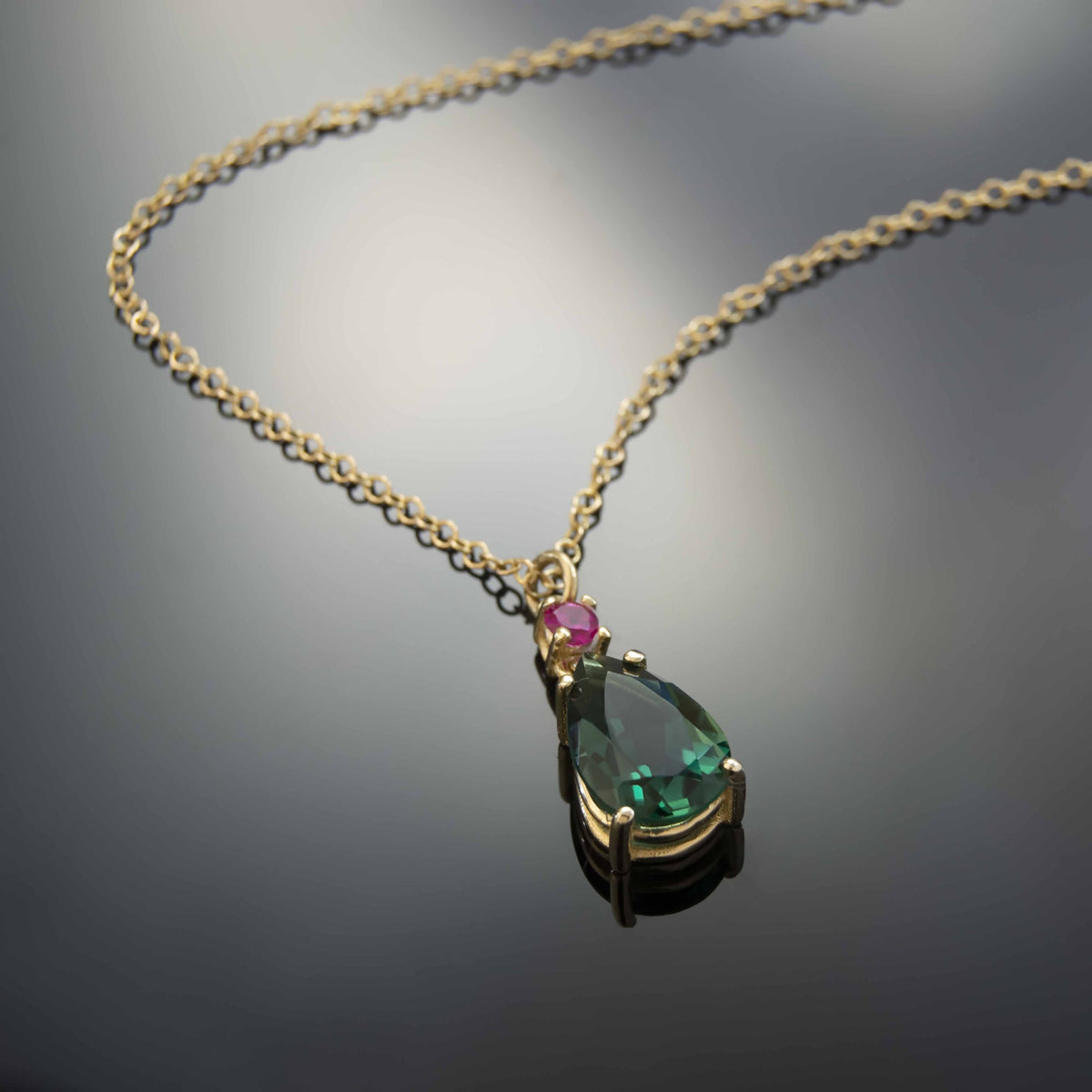 NG4805 Delicate Gold Chain Necklace With Pear-Shaped Chrome Diopside And Vibrant Ruby Accent - Elegant Gemstone Pendant Jewelry