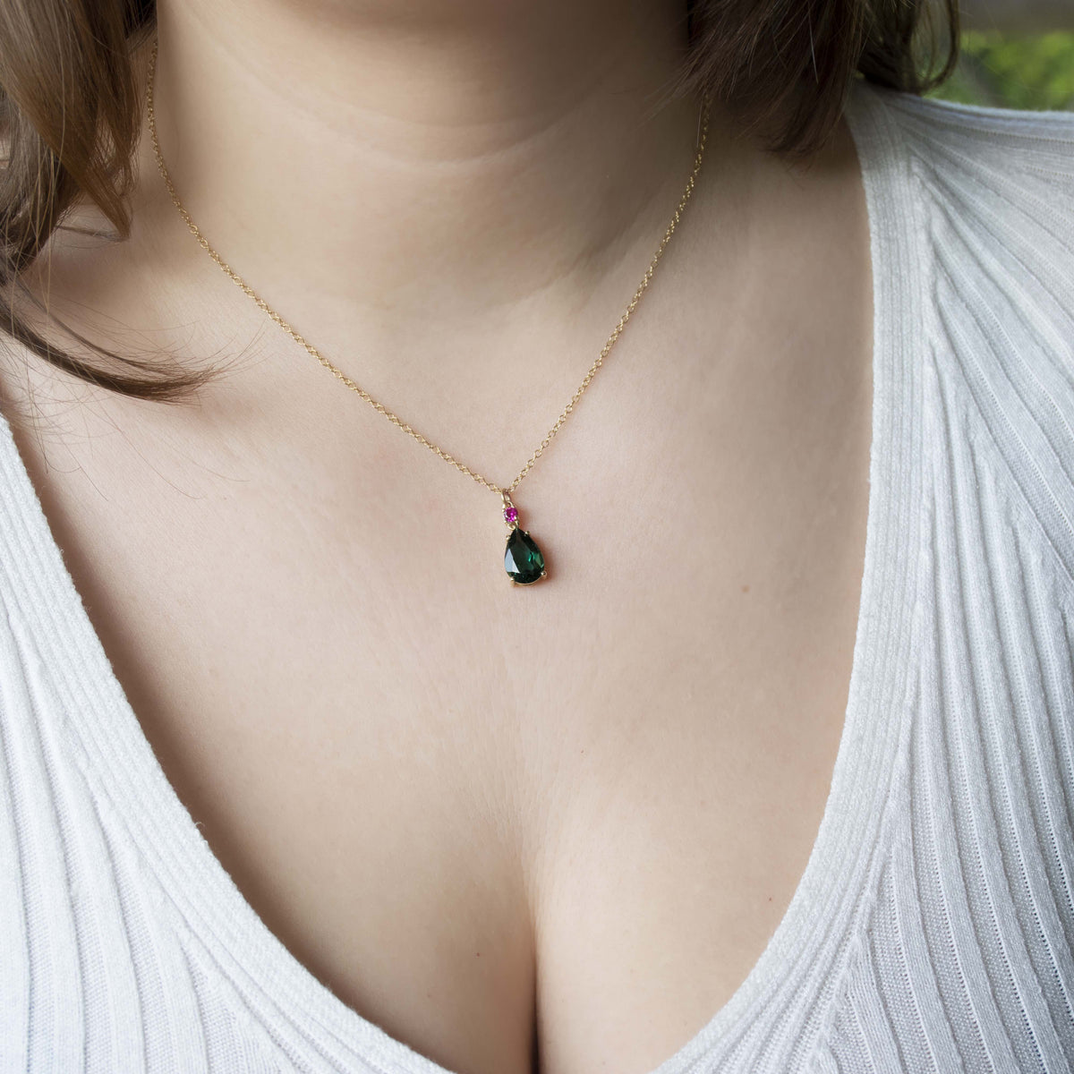 NG4805 Delicate Gold Chain Necklace With Pear-Shaped Chrome Diopside And Vibrant Ruby Accent - Elegant Gemstone Pendant Jewelry