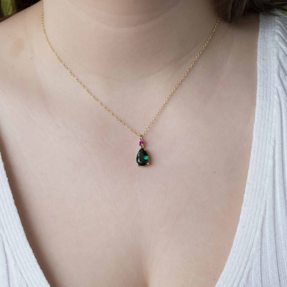 NG4805 Delicate Gold Chain Necklace With Pear-Shaped Chrome Diopside And Vibrant Ruby Accent - Elegant Gemstone Pendant Jewelry