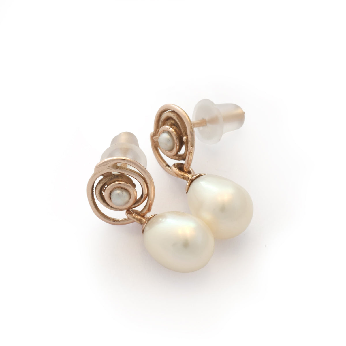 EG7769B Dangle Pearl and gold earrings with spiral motif