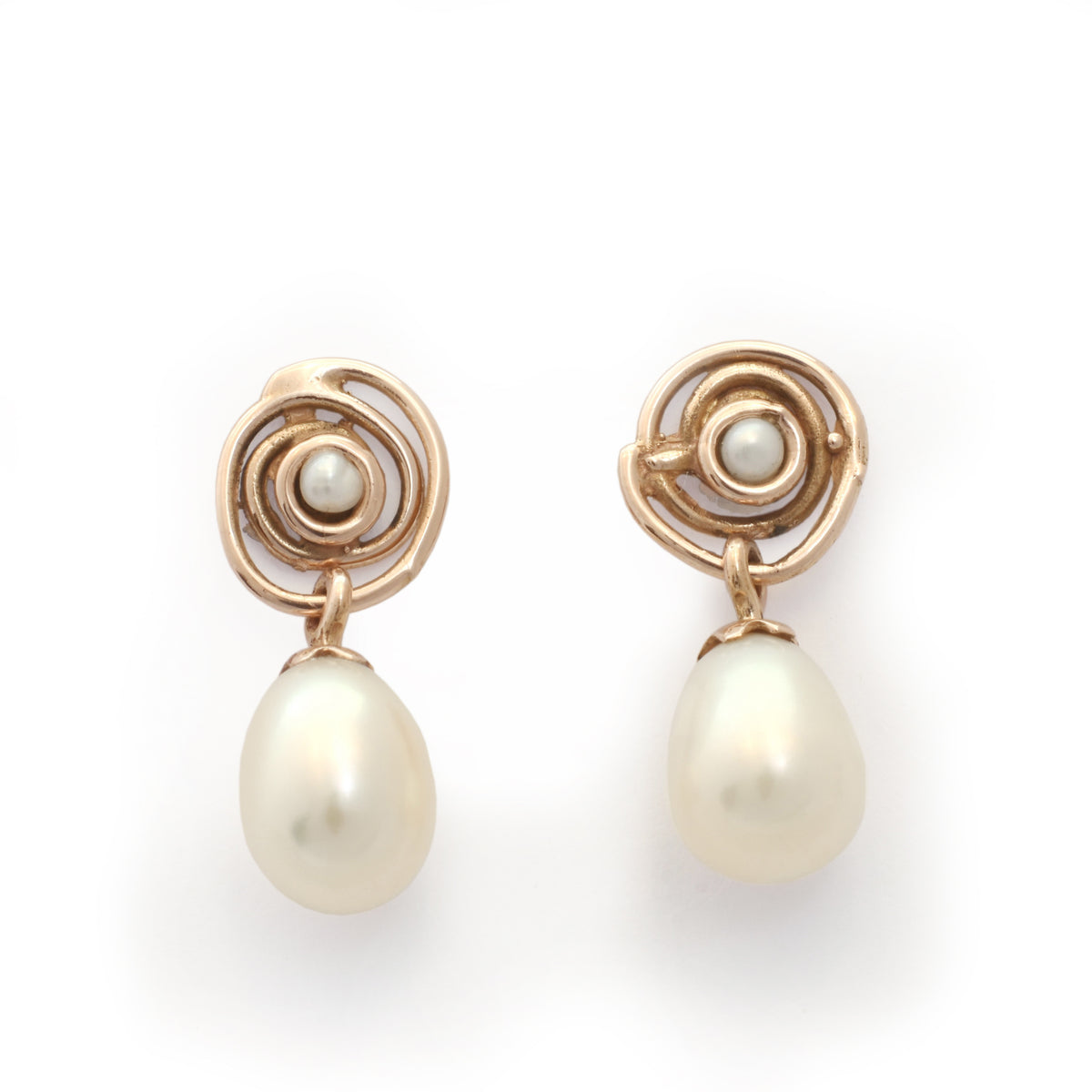 EG7769B Dangle Pearl and gold earrings with spiral motif