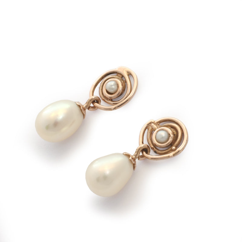 EG7769B Dangle Pearl and gold earrings with spiral motif