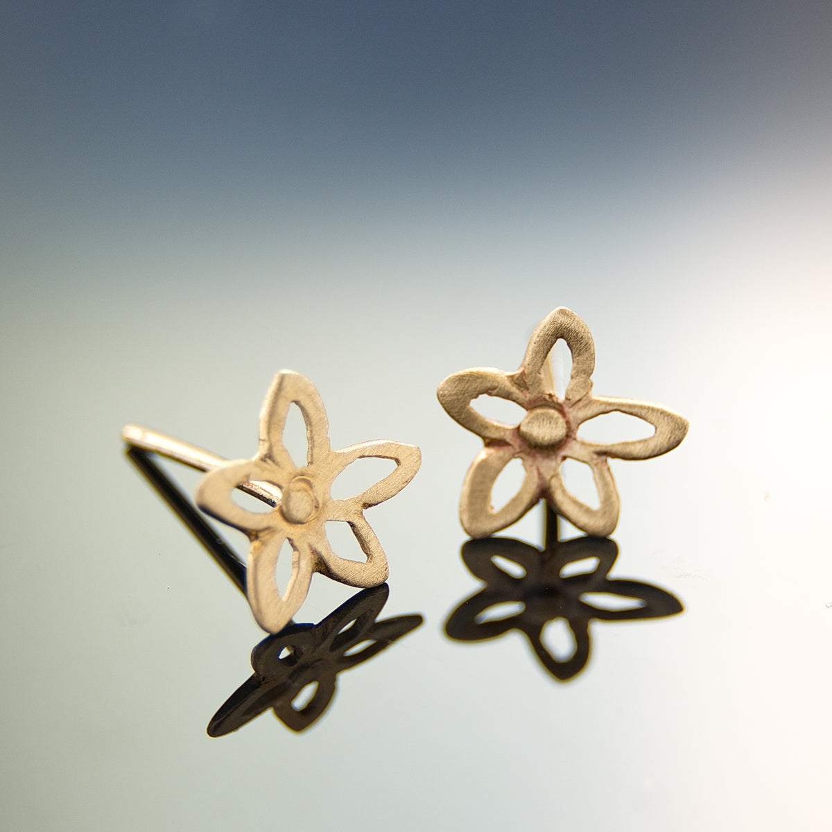 EG2211 Gold Flower Stud earrings