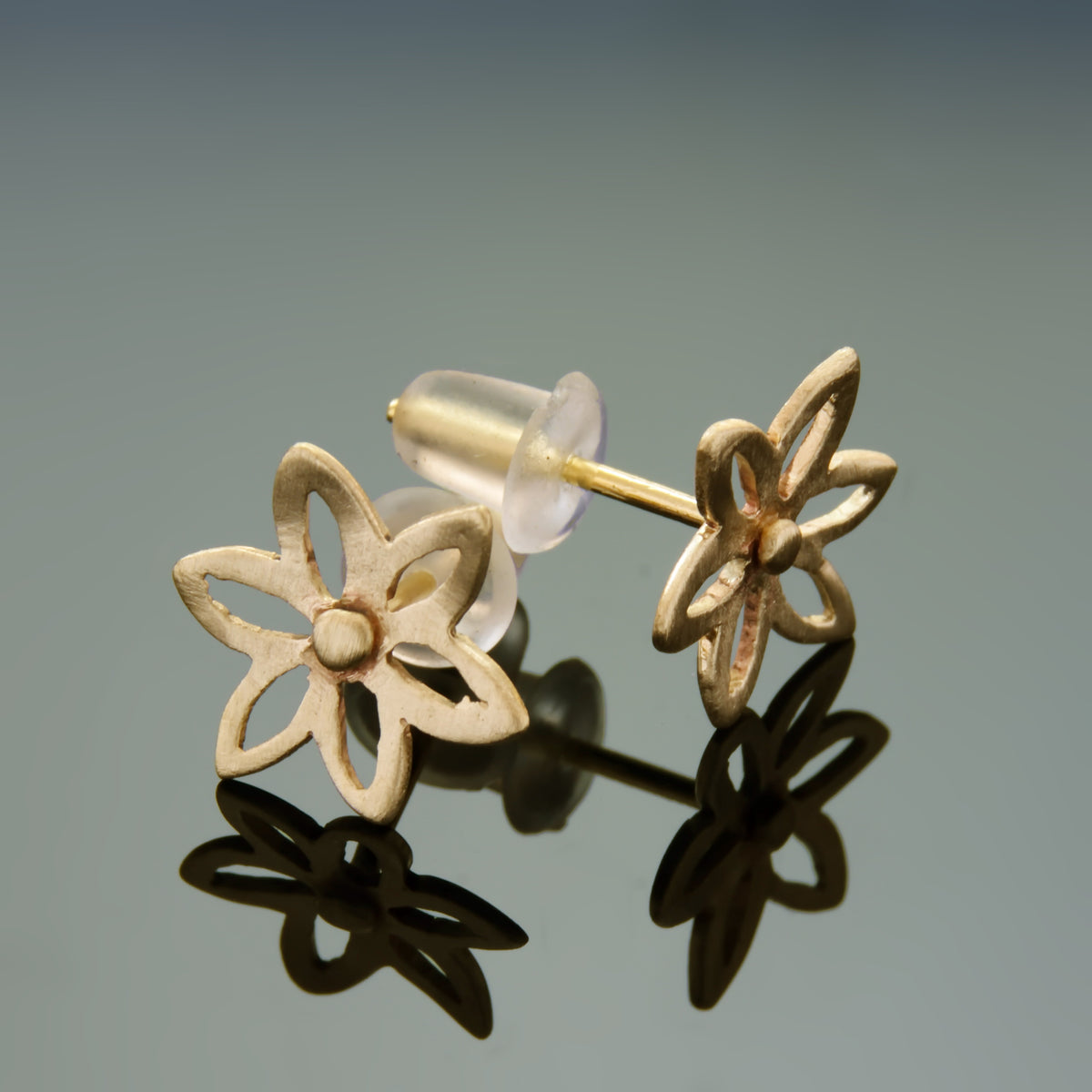 EG2211 Gold Flower Stud earrings