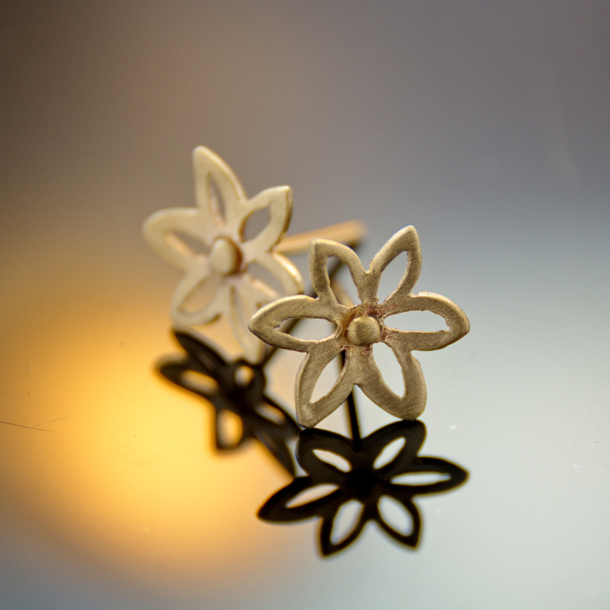 EG2211 Gold Flower Stud earrings