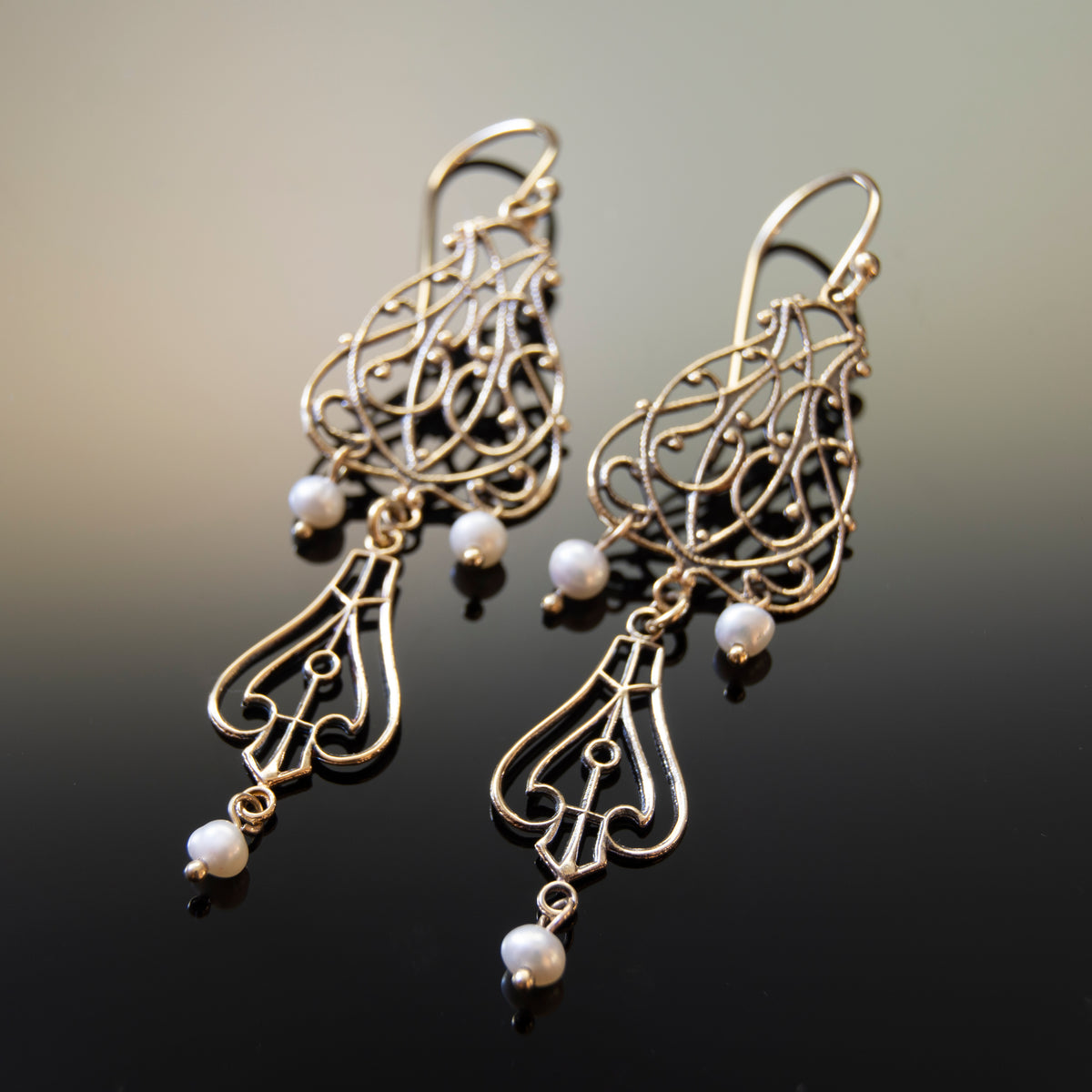 EG7702 Gold Chandelier Earrings with Pearls