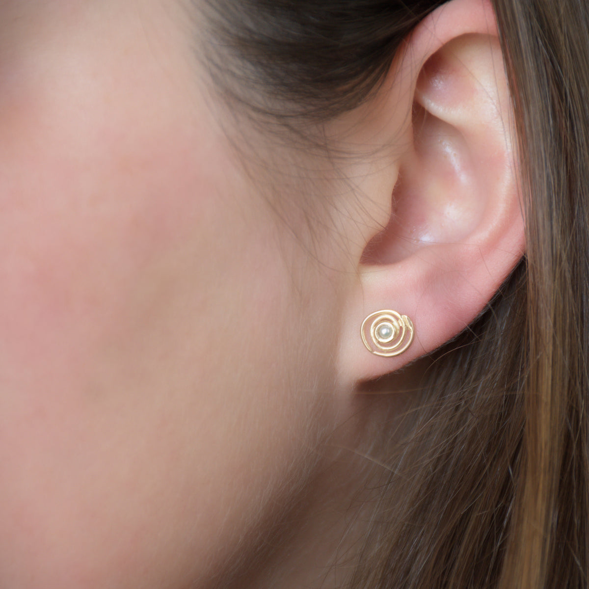 EG7769 Gold Spiral stud earrings