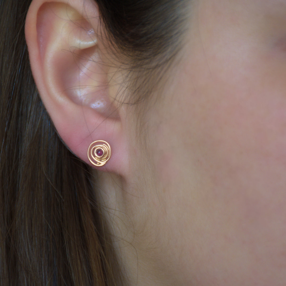 EG7769 Gold Spiral stud earrings with Garnet