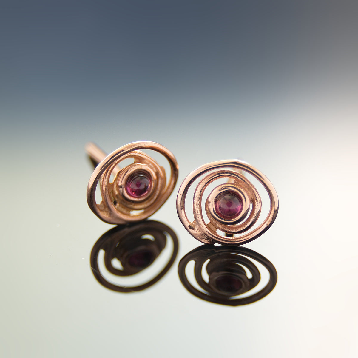 EG7769 Gold Spiral stud earrings with Garnet