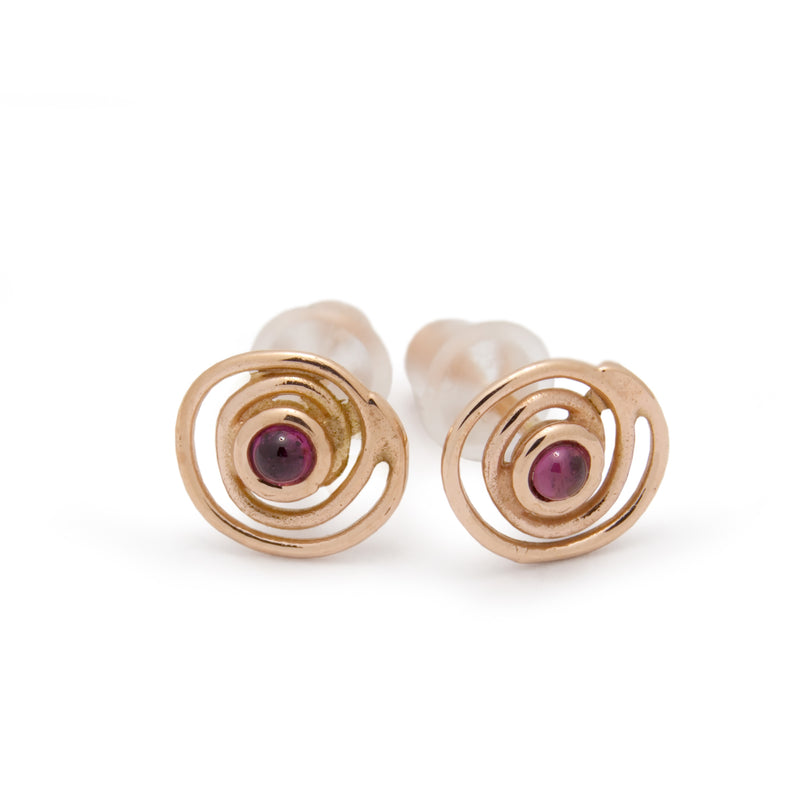 EG7769 Gold Spiral stud earrings with Garnet