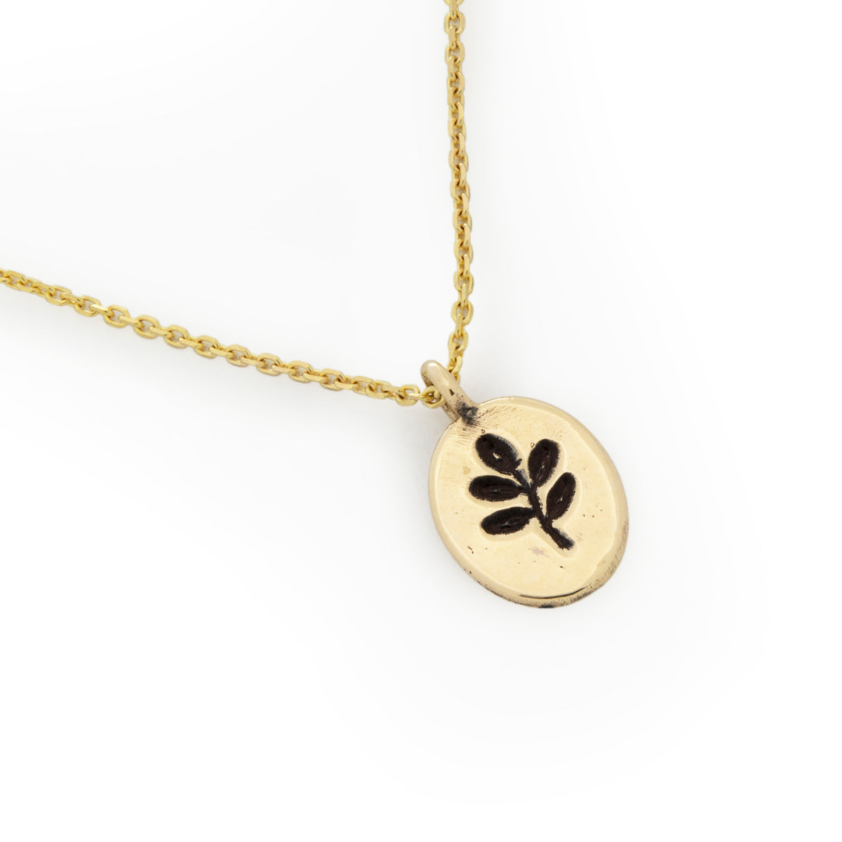 NG4768A Hand-Stamped Leaf Oval Pendant Gold Necklace