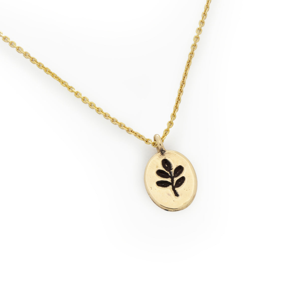 NG4768A Hand-Stamped Leaf Oval Pendant Gold Necklace