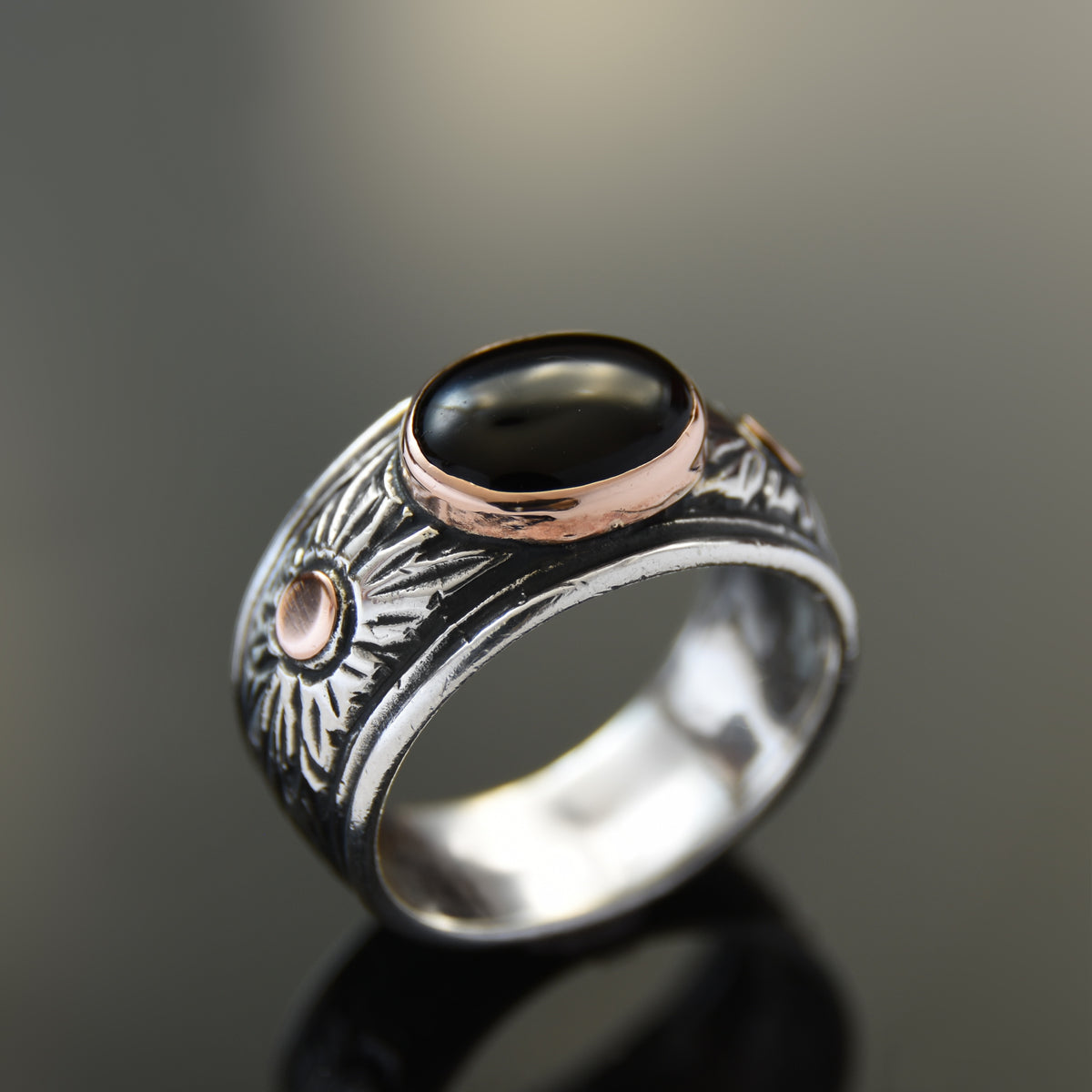 R1562 Floral two tone band with Onyx