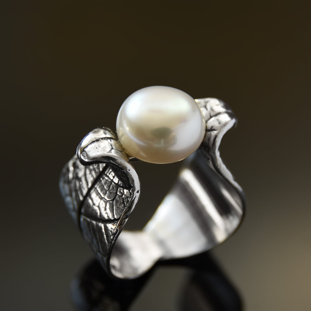 R1640 Silver Leaf ring with White Pearl