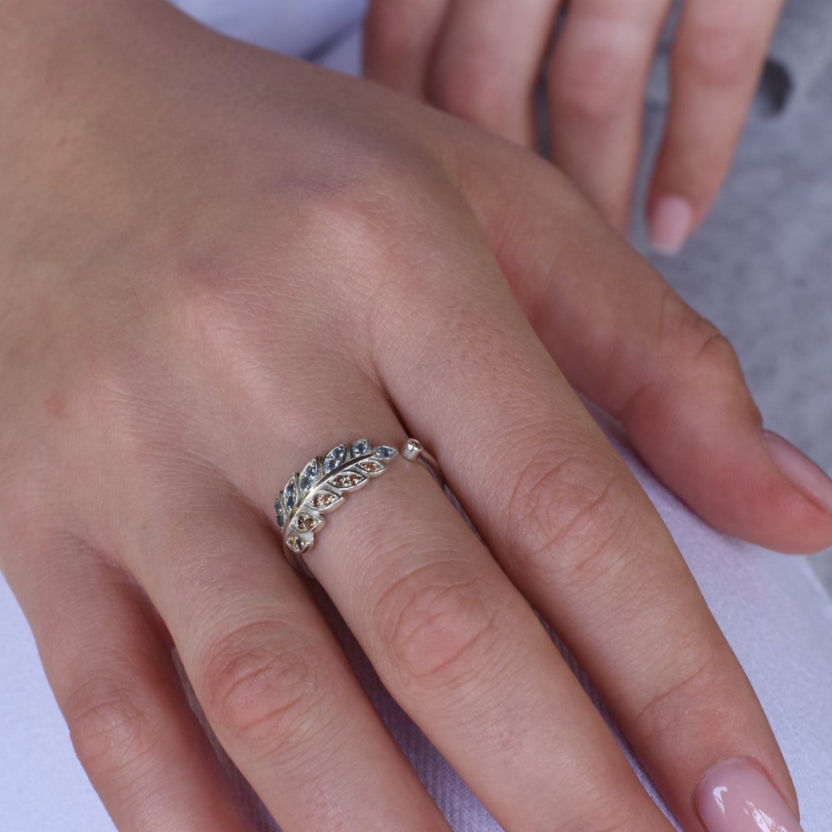 RG1835 White gold and Topaz leaf ring