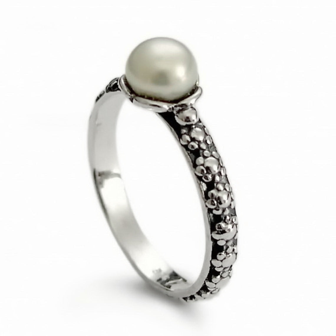 R1694 Romantic silver floral band with Pearl