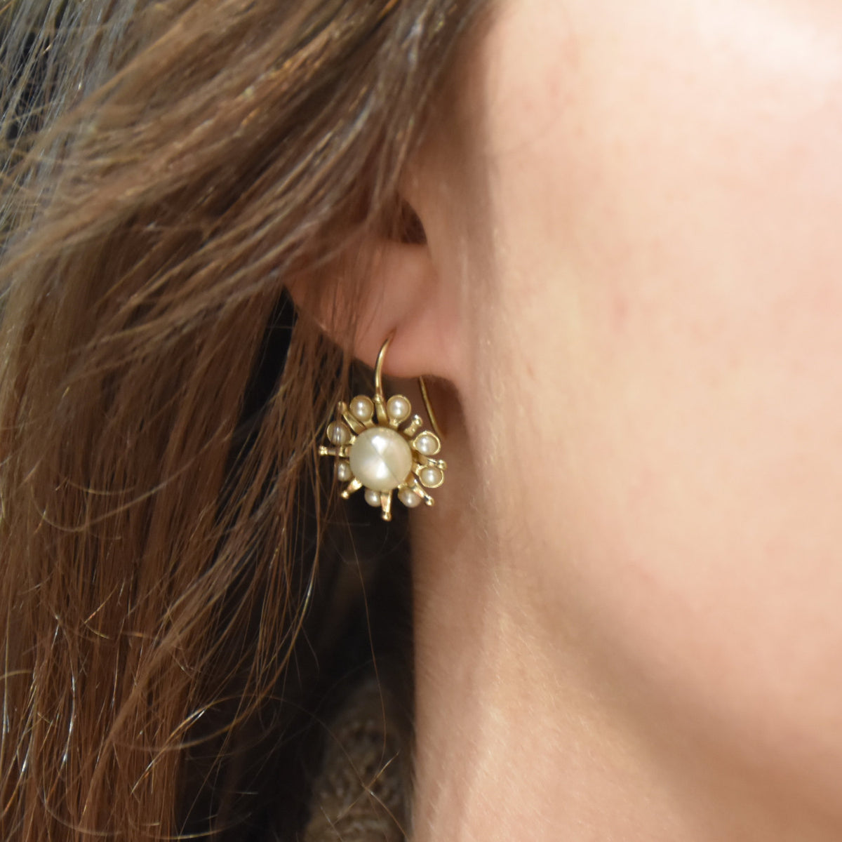 EG7701 Gold flower earrings with pearls