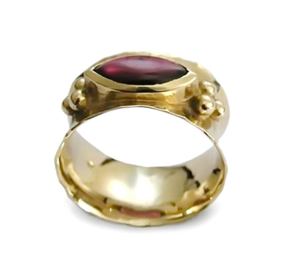 RG1019 Hammered gold band with marquise Garnet