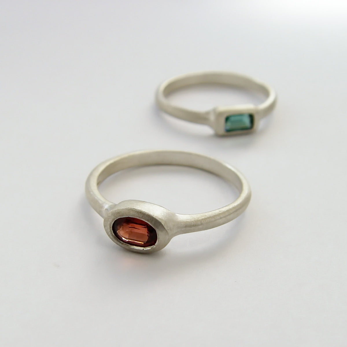 R1801 Oval matte Silver Garnet ring