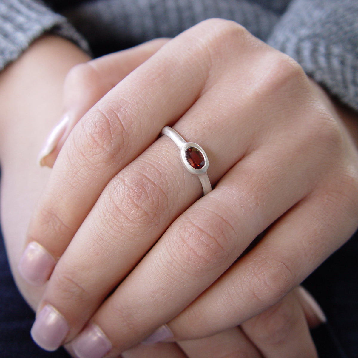 R1801 Oval matte Silver Garnet ring