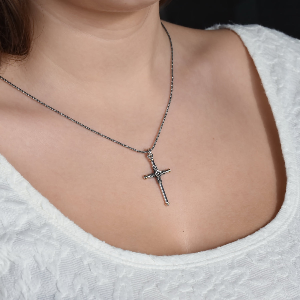 N4749 Silver cross pendant necklace with flower