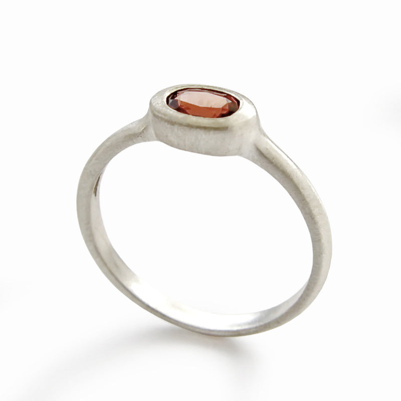 R1801 Oval matte Silver Garnet ring