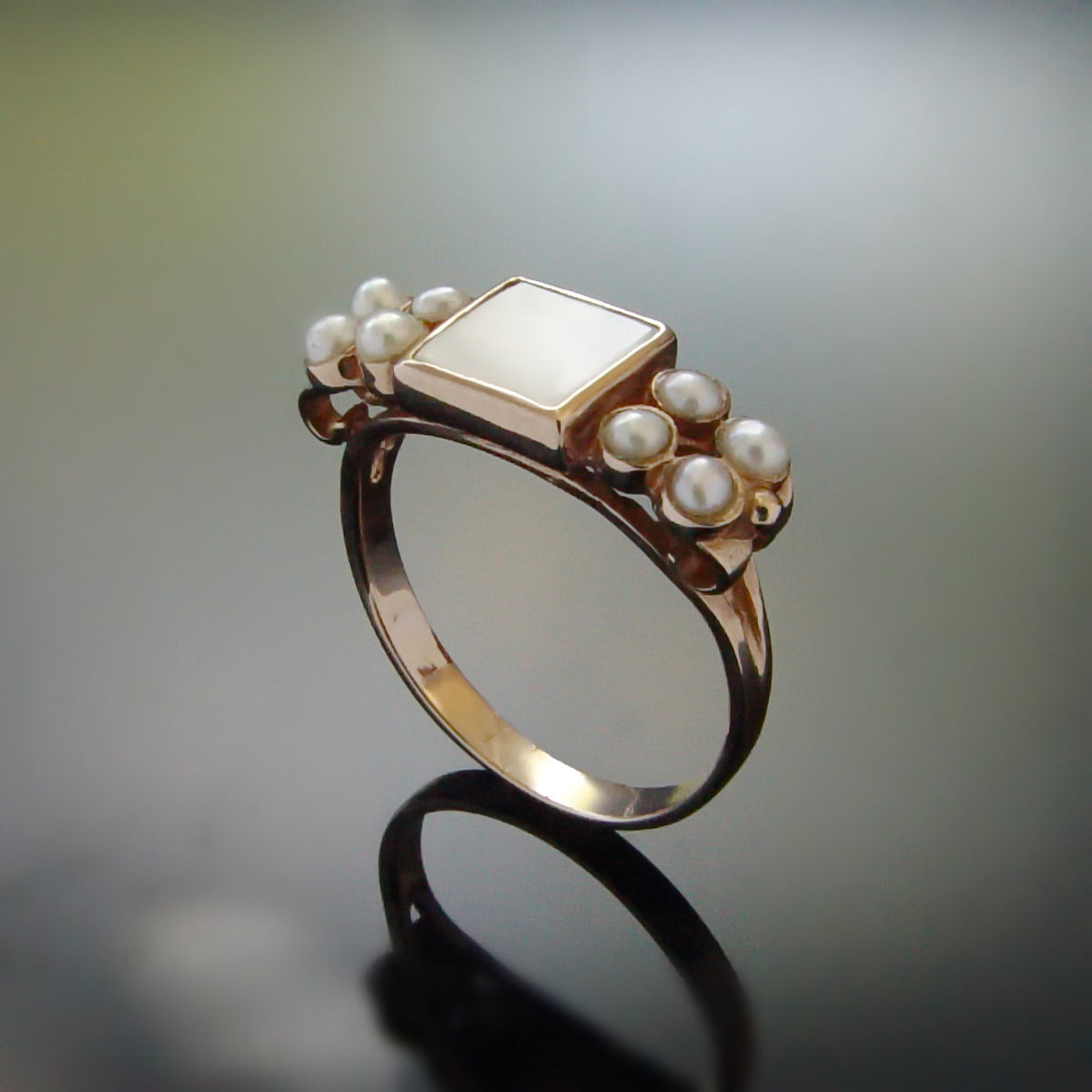 RG1121 Square mother of Pearls gold ring