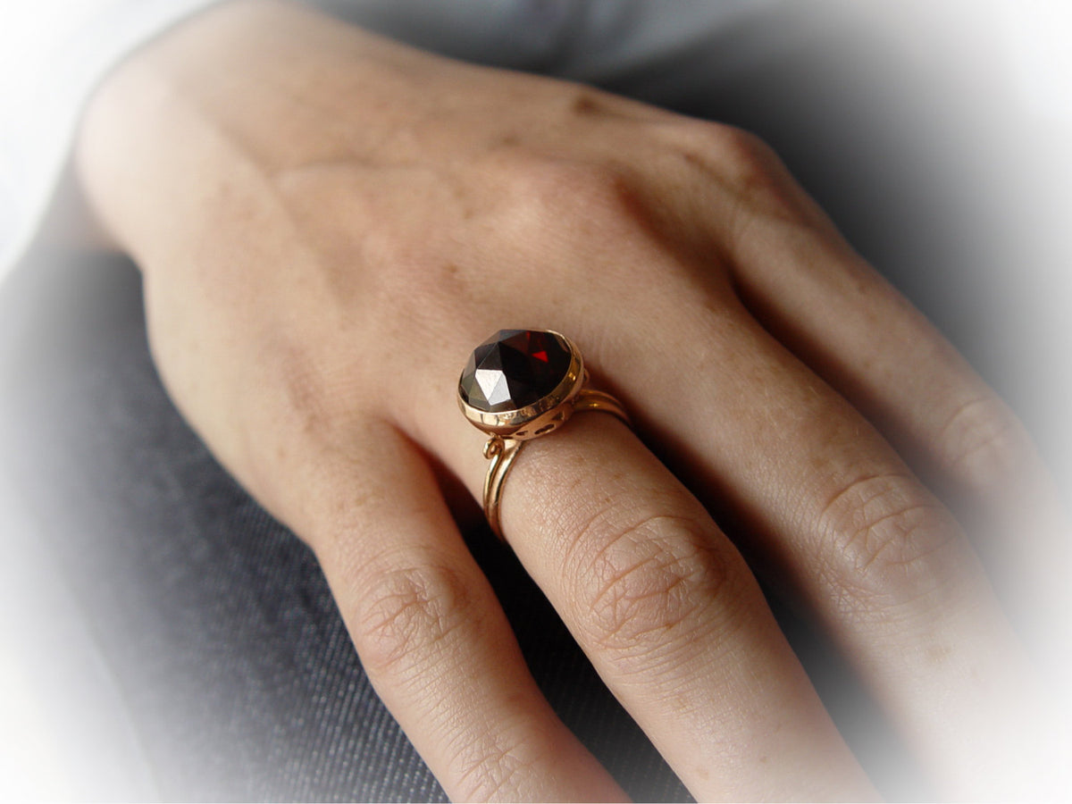 RG1501 Gold Victorian Ring with Garnet