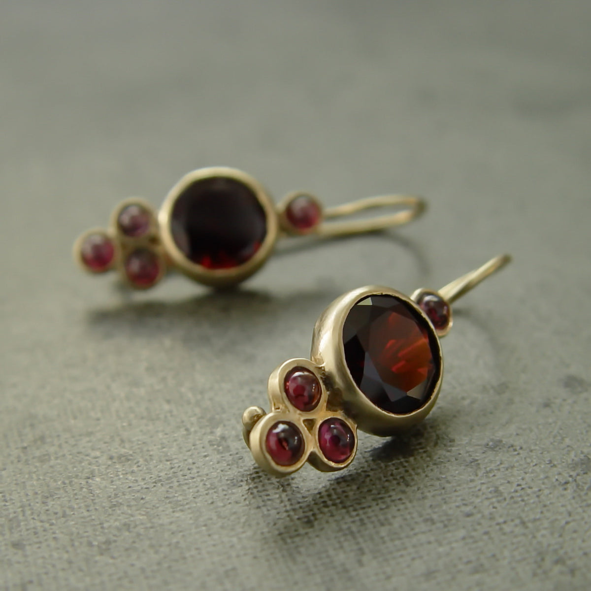 EG0731T-1 Classic Garnet gold drop earrings