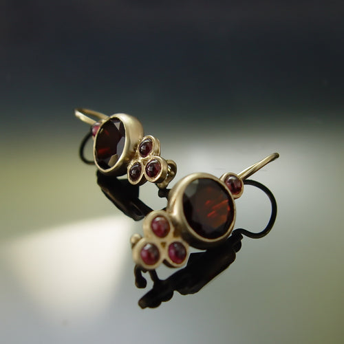 EG0731T-1 Classic Garnet gold drop earrings