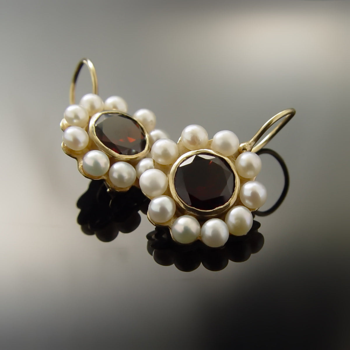 EG0738 Pearl and Garnet flower earrings