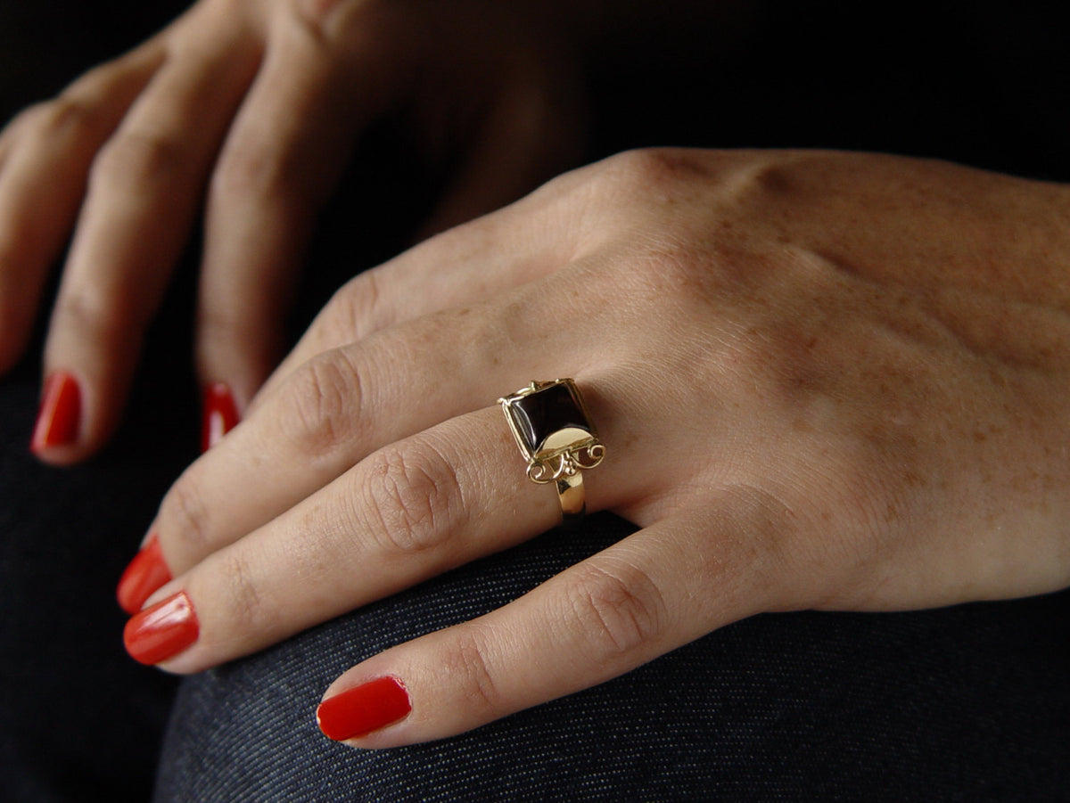 RG1401-3 Gold Victorian ring with Garnet