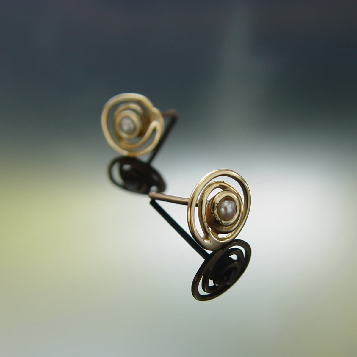 EG7769 Gold Spiral stud earrings