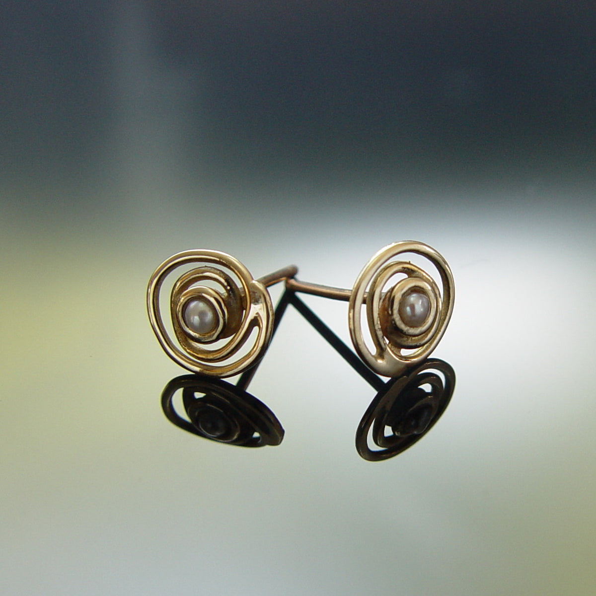 EG7769 Gold Spiral stud earrings