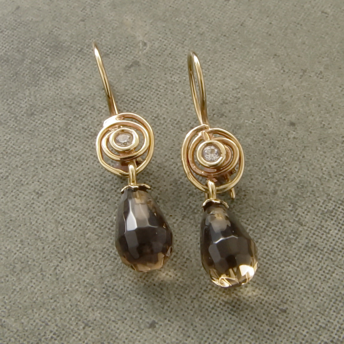 EG7769B-1 Spiral gold earrings with Smokey Quartz