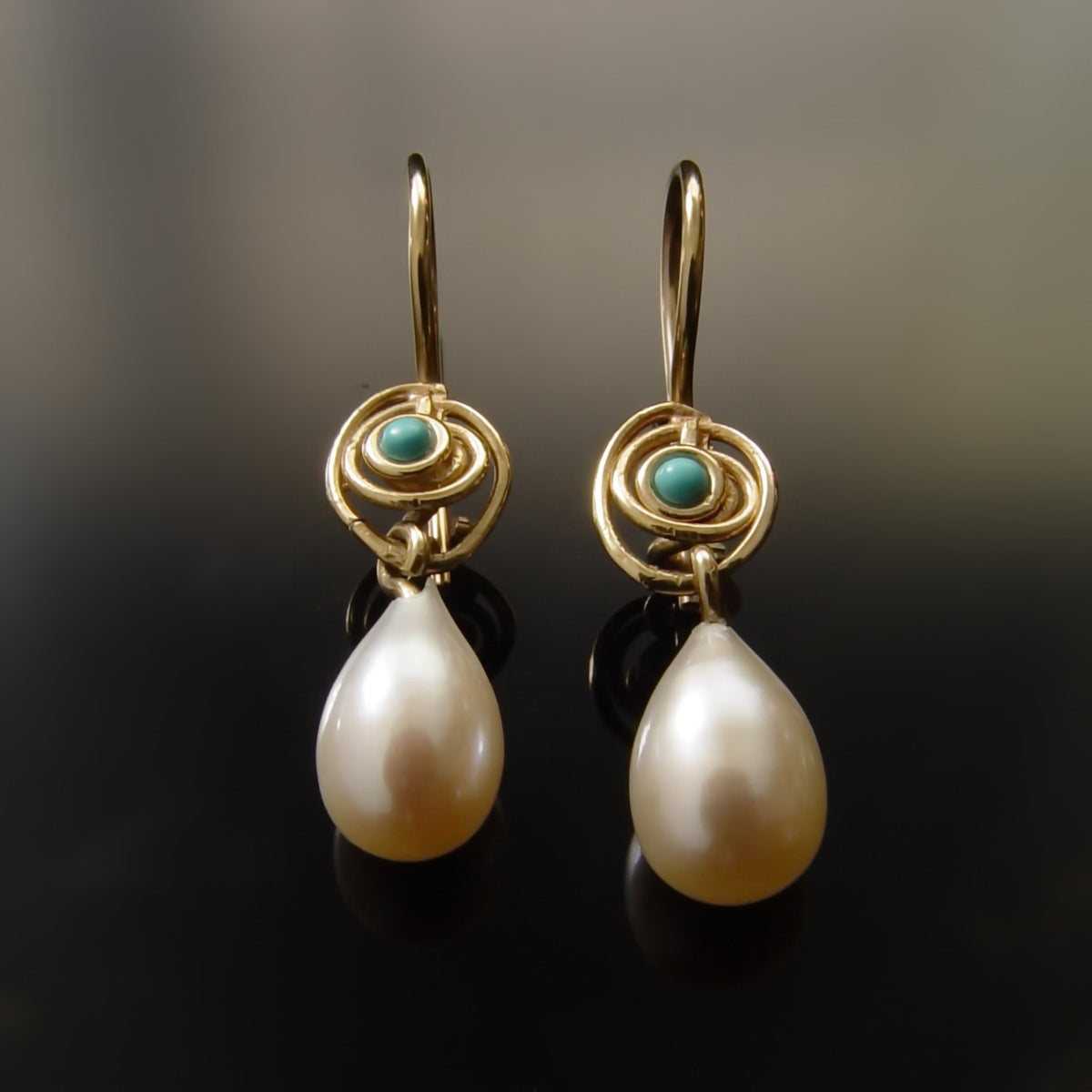 EG7769 Spiral earrings with teardrop Pearl