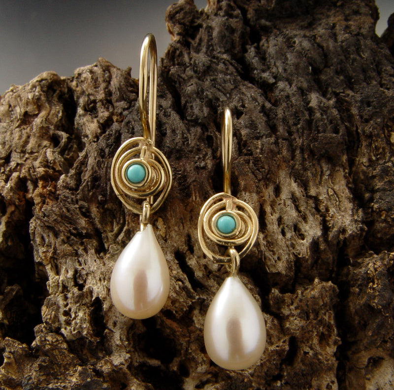 EG7769 Spiral earrings with teardrop Pearl