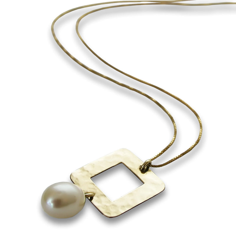 NG4465 Square hammered gold pendant necklace with Pearl
