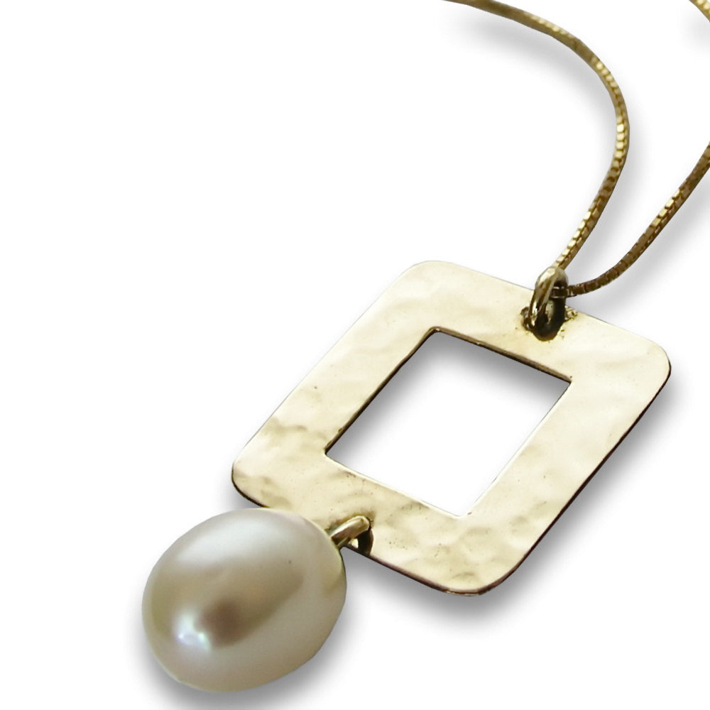 NG4465 Square hammered gold pendant necklace with Pearl