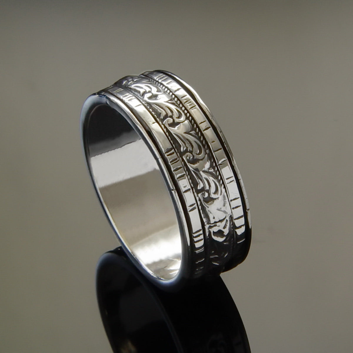 R1149D Silver Botanical spinner ring