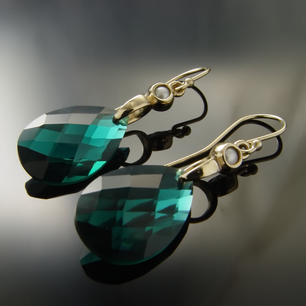 EG7895-4 Teardrop Emerald green earrings