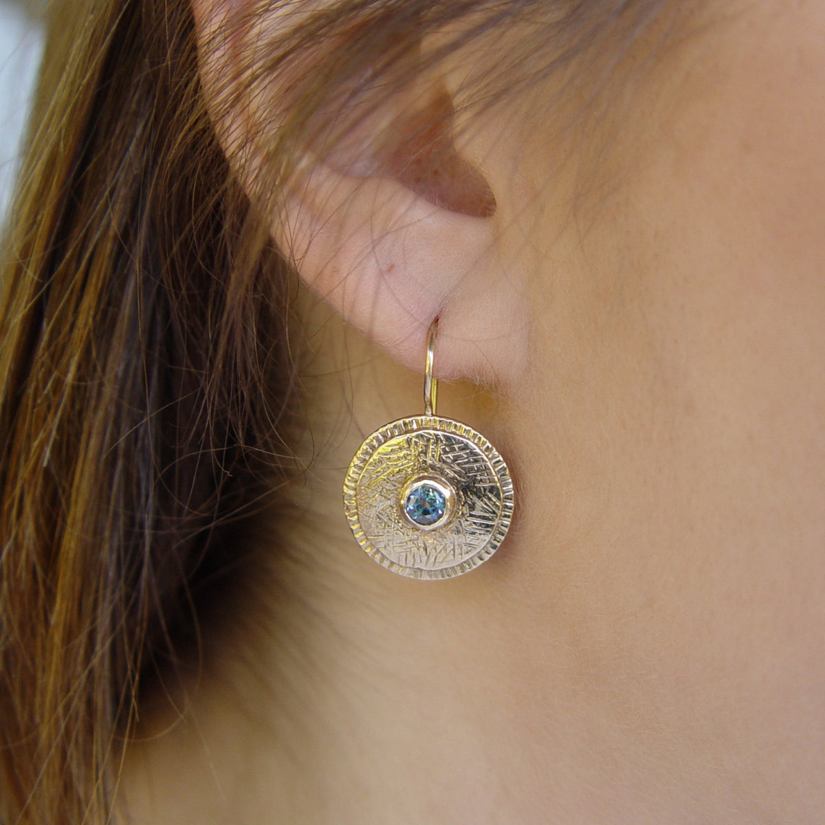 EG7822-1 Textured Gold round earrings with Topaz