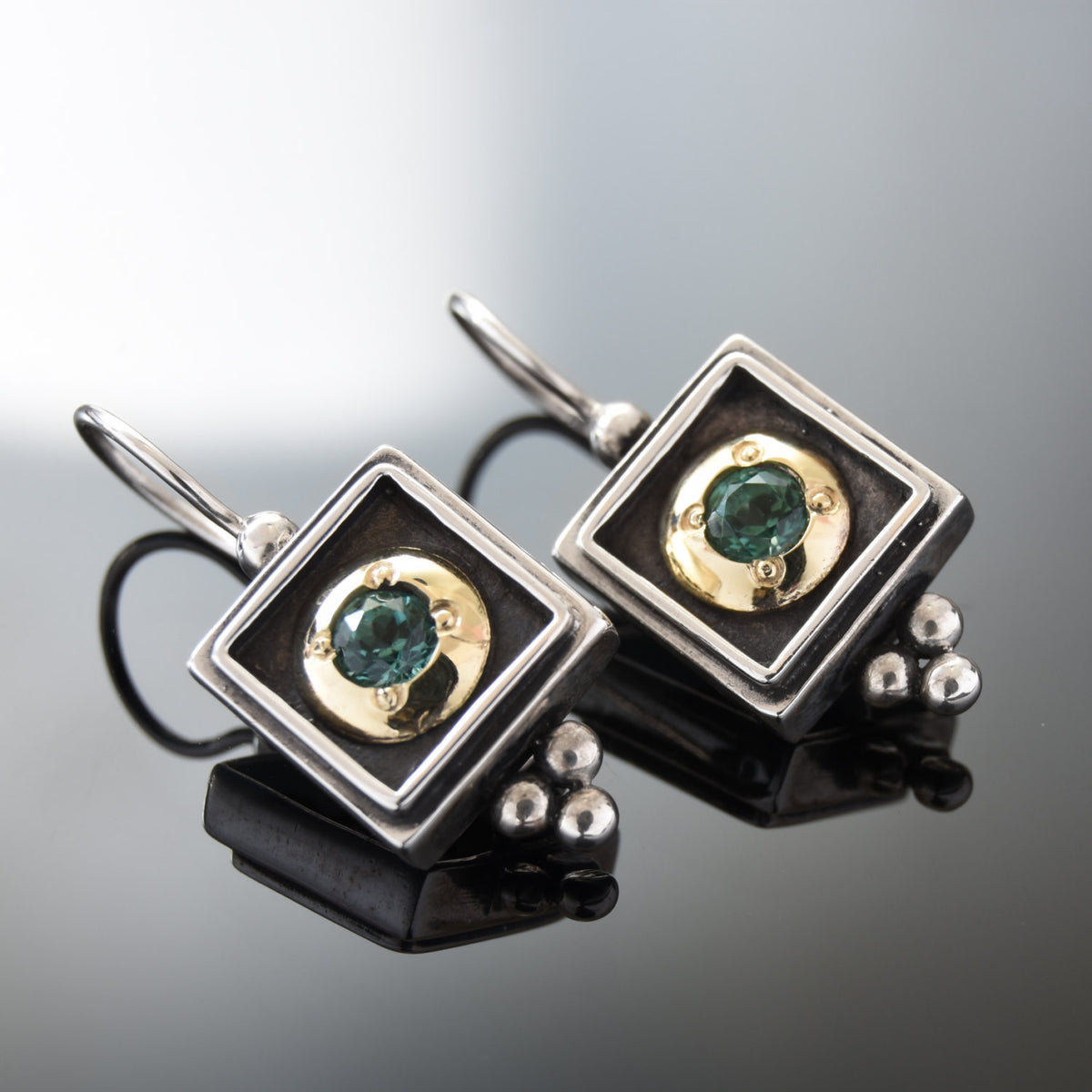 E0266X Green Quetz square earrings