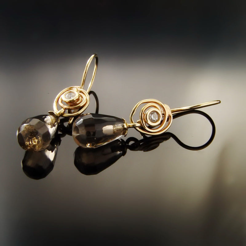 EG7769B-1 Spiral gold earrings with Smokey Quartz