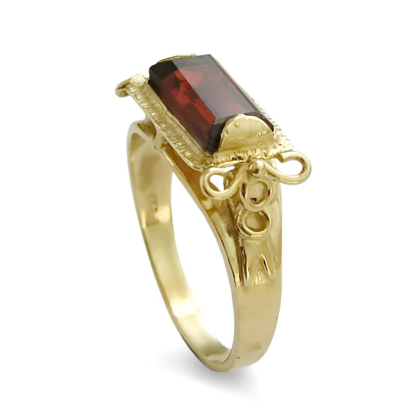 RG1400-4 Gold and Garnet square ring