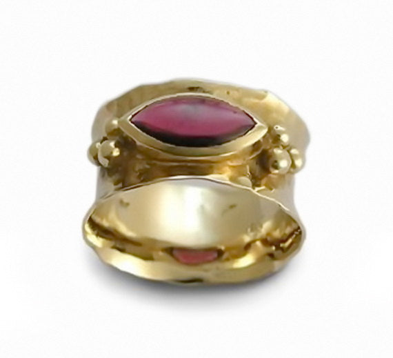 RG1019 Hammered gold band with marquise Garnet